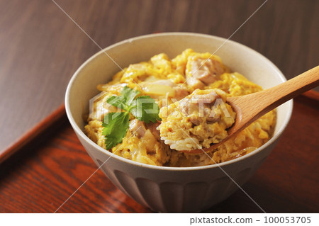 Fluffy oyakodon with a wooden spoon Fluffy oyakodon with a wooden spoon 100053705