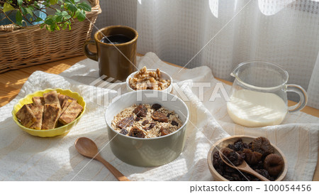 Morning dining table image | Put dried fruits (raisins, figs) and walnuts in oatmeal Morning dining table image | Put dried fruits (raisins, figs) and walnuts in oatmeal 100054456