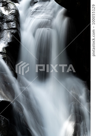 美麗的本永瀑布（愛知縣） 100055129