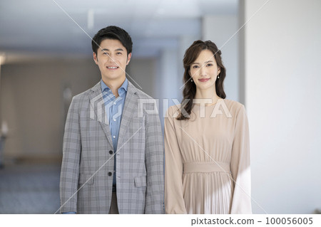 一對微笑的三十多歲的夫婦看著相機人像攝影合作“LINK FOREST” 100056005