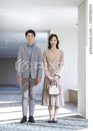 A smiling couple in their thirties looking at the camera portrait photography cooperation "LINK FOREST" A smiling couple in their thirties looking at the camera portrait photography cooperation "LINK FOREST" 100056024