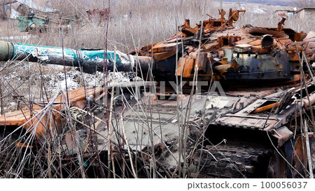 A knocked-out tank stands among the dried grass. Russian-Ukrainian War 2022-2023 100056037