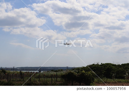Blue sky, white clouds and an airplane Miyakojima Blue sky, white clouds and an airplane Miyakojima 100057956