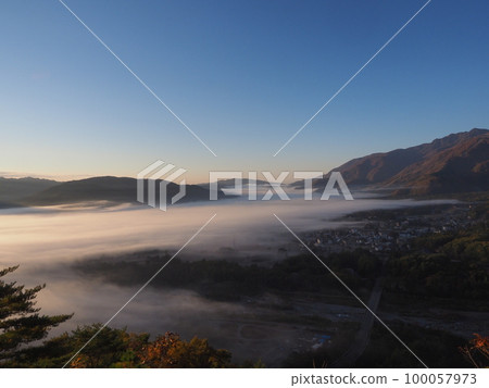 Dawn in Hakuba, Shinshu, in autumn colors from the Donguri Panorama Observatory 100057973
