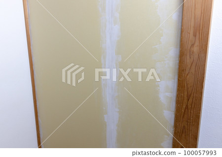 Wall before wall cloth pasting at renovation site 100057993