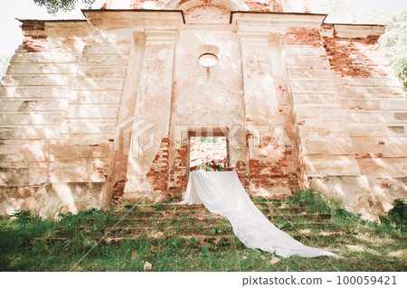 place prepared for a romantic date near the old manor 100059421