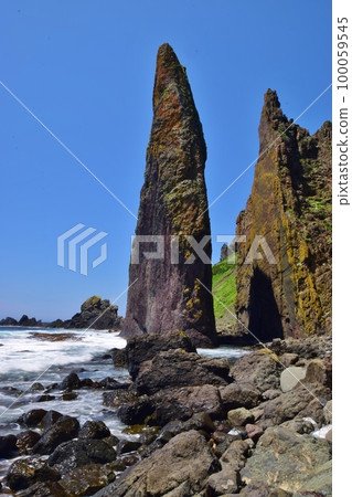 在藍天中閃耀的禮文島地藏岩 在藍天中閃耀的禮文島地藏岩 100059545