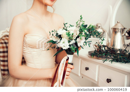 close up.wedding bouquet in the hands of the bride 100060419