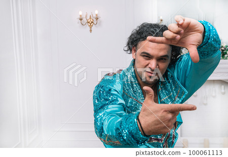 close up.a Gypsy man showing a frame from his hands close up.a Gypsy man showing a frame from his hands 100061113
