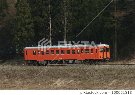 大糸線中土～南小谷 JR West Kiha 52-156（糸魚川） 100061518