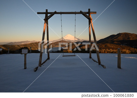 鞦韆之外的富士山 100061880