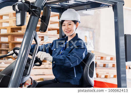 操作重型機械的女工 操作重型機械的女工 100062413