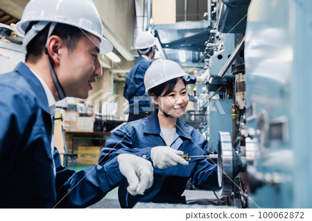 Foreign workers being taught how to work at a factory 100062872
