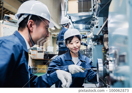 外國工人正在學習如何在工廠工作 外國工人正在學習如何在工廠工作 100062873