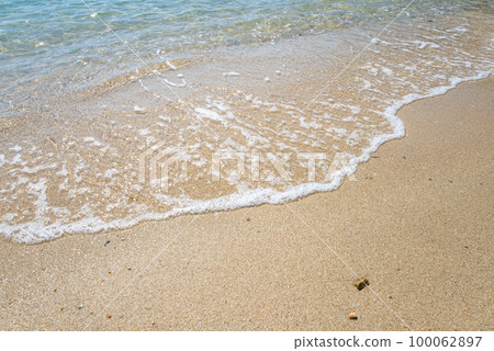 沙灘上溫柔的海浪 沙灘上溫柔的海浪 100062897