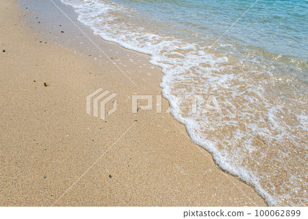 沙灘上溫柔的海浪 100062899