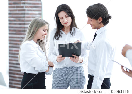 business woman discussing a document with her colleagues. 100063116