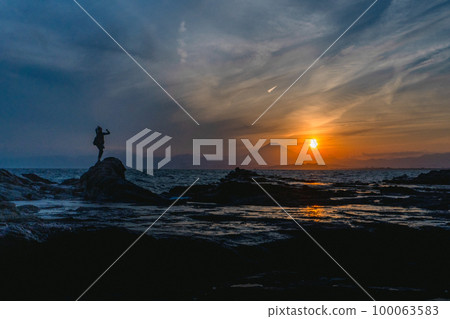 在鎌倉海灘拍照的人的剪影 100063583