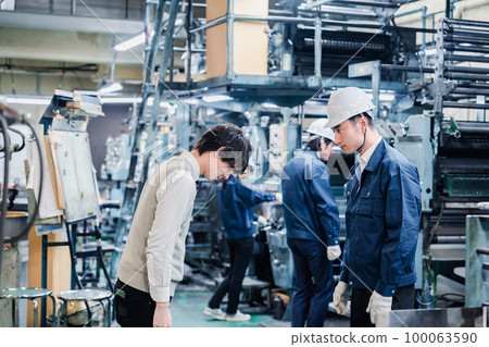 一個男學生在工廠面試 100063590