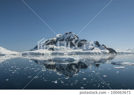 Lemaire strait coast, mountains and icebergs, Antartica 100063671