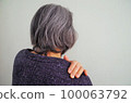 woman with shoulder pain 100063792