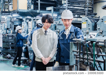 參觀工廠的男學生 參觀工廠的男學生 100063880