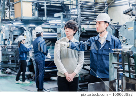 參觀工廠的男學生 100063882