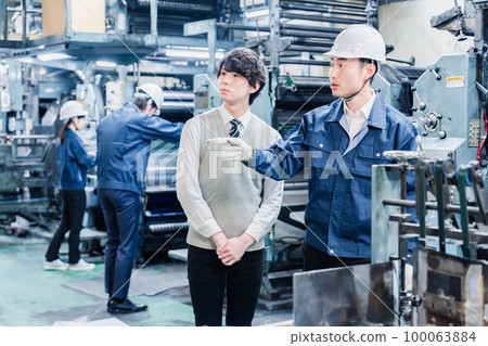 參觀工廠的男學生 100063884