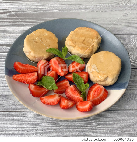Tofu cheesecakes with strawberries, mint and maple syrup Tofu cheesecakes with strawberries, mint and maple syrup 100064356