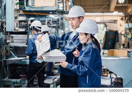 工廠人員確認大量紙質文件 工廠人員確認大量紙質文件 100064370