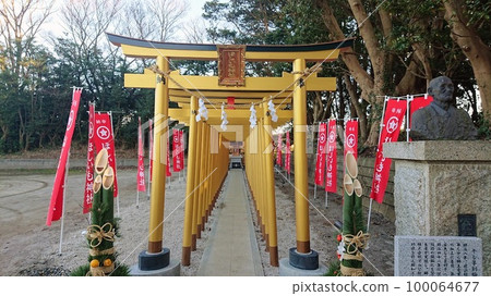 星井茂神社的金色鳥居 星井茂神社的金色鳥居 100064677