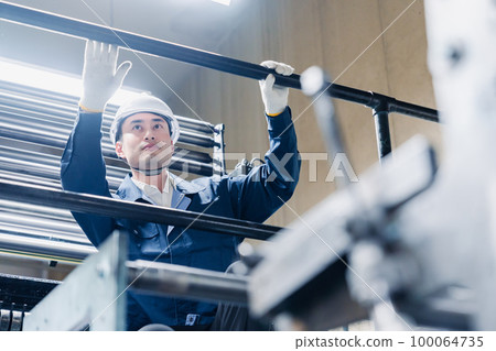 Male worker working at height on scaffolding Male worker working at height on scaffolding 100064735