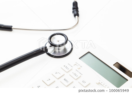 聽診器和計算器白色背景 100065949