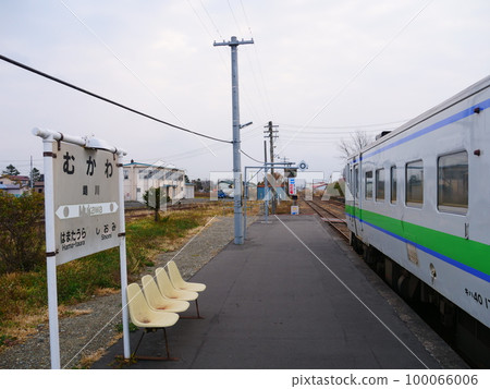 JR Hidaka Main Line Mukawa Station and Kiha 40 100066006