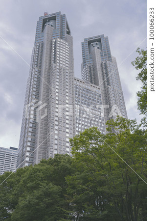 從公園眺望東京都新宿區的東京都廳舍(第一廳舍、第二廳舍、議會)。 從公園眺望東京都新宿區的東京都廳舍(第一廳舍、第二廳舍、議會)。 100066233