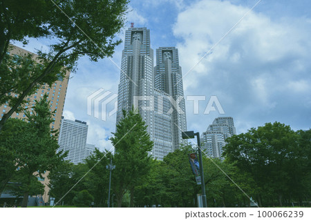 從公園眺望東京都新宿區的東京都廳舍（第一廳舍、第二廳舍、議會）。 100066239