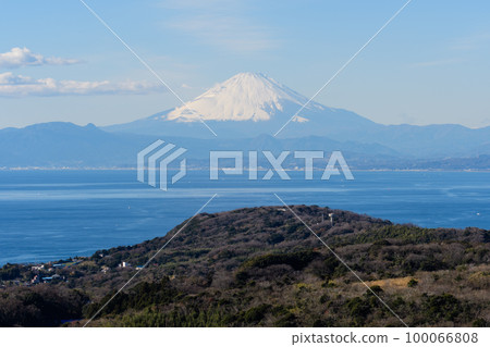 從山頂看到的相模灣和白雪皚皚的富士山。 100066808