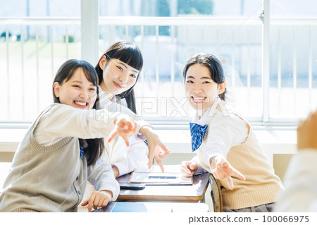 與同學在教室合影留念 100066975