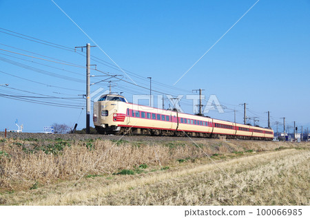 Limited express Yakumo (revival formation) that passes through the straight section at high speed Limited express Yakumo (revival formation) that passes through the straight section at high speed 100066985