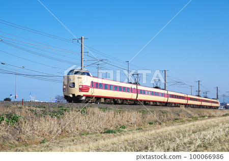 Limited express Yakumo (revival formation) that passes through the straight section at high speed 100066986