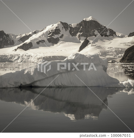Snowy mountains in Paraiso Bay, Antartica. 100067031
