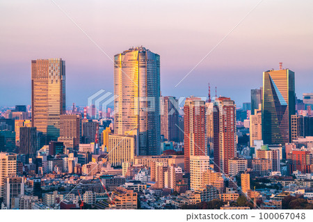 日本東京的城市景觀，可以看到沐浴在夕陽下的六本木新城和東京中城 100067048