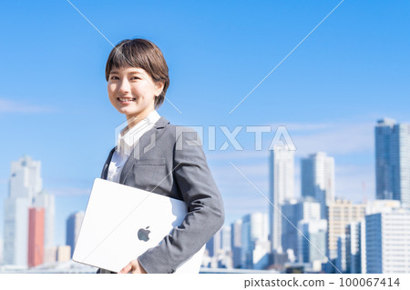 A young woman starting a new life in the city A young woman starting a new life in the city 100067414