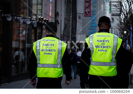A scene of a patrol of well-built foreigners walking around the shopping district A scene of a patrol of well-built foreigners walking around the shopping district 100068204