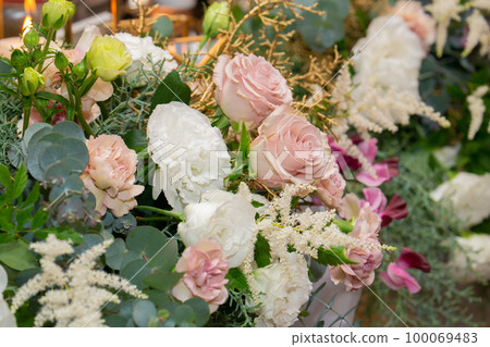 An elegant wedding venue, fresh flowers, and a fashionable bride 100069483