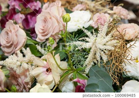 An elegant wedding venue, fresh flowers, and a fashionable bride 100069485