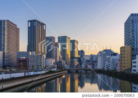 Scenery of Nakanoshima where the morning glow dyes the buildings (view from Etchu Bridge) Scenery of Nakanoshima where the morning glow dyes the buildings (view from Etchu Bridge) 100070063