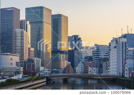 Scenery of Nakanoshima where the morning glow dyes the buildings (view from Etchu Bridge) Scenery of Nakanoshima where the morning glow dyes the buildings (view from Etchu Bridge) 100070066