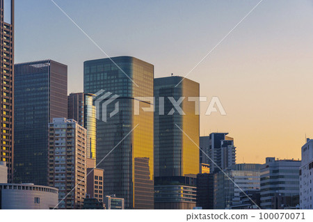 Scenery of Nakanoshima where the morning glow dyes the buildings (view from Etchu Bridge) 100070071