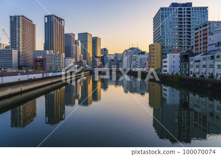 Scenery of Nakanoshima where the morning glow dyes the buildings (view from Etchu Bridge) 100070074